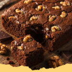 saftige schokoladen brownies mit nuessen - Ein Stapel saftiger Schokoladen Brownies mit Walnüssen, garniert mit Puderzucker auf einem Holzbrett.