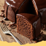 saftiger schokoladenkuchen ohne ruehrschuessel - Ein Stück saftiger Schokoladenkuchen ohne Rührschüssel mit Puderzucker bestäubt auf einem Teller