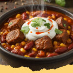 schneller rindfleisch chili con carne - Eine herzhafte Schale schneller Rindfleisch Chili con Carne, garniert mit frischem Koriander, Sauerrahm und Käse.
