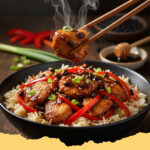 schnelles asiatisches haehnchen pfannengericht mit schwarzer bohnensauce - Ein Teller mit schnellem asiatischem Hähnchen Pfannengericht mit Schwarzer Bohnensauce, garniert mit Frühlingszwiebeln und Sesam, serviert mit Reis.