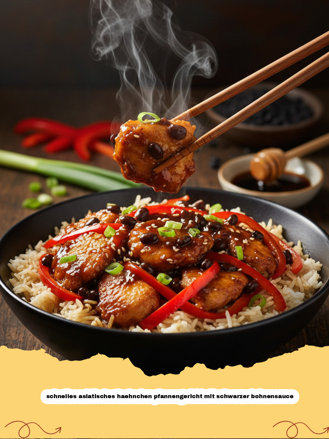 schnelles asiatisches haehnchen pfannengericht mit schwarzer bohnensauce - Ein Teller mit schnellem asiatischem Hähnchen Pfannengericht mit Schwarzer Bohnensauce, garniert mit Frühlingszwiebeln und Sesam, serviert mit Reis.