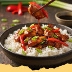 schnelles asiatisches haehnchen pfannengericht mit schwarzer bohnensauce - Schnelles Asiatisches Hähnchen Pfannengericht mit Schwarzer Bohnensauce auf Reis in einer Schale