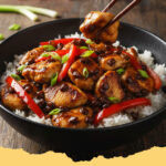 schnelles asiatisches haehnchen pfannengericht mit schwarzer bohnensauce - Ein appetitliches schnelles asiatisches Hähnchen Pfannengericht mit Schwarzer Bohnensauce in einer großen Pfanne, umgeben von frischen Zutaten.