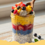 schnelles overnight oats fruechteglas mit chia - Ein appetitlich angerichtetes schnelles Overnight Oats Früchteglas mit Chia, gefüllt mit Haferflocken, Beeren und Chiasamen, bereit zum Genießen.