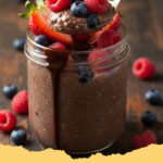 schokoladen chia pudding mit beeren - Cremiger Schokoladen Chia Pudding mit frischen Beeren in einem Glas