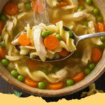 traditionelle huehner nudelsuppe mit gemuese - Eine dampfende Schüssel traditionelle Hühnernudelsuppe mit Gemüse, garniert mit frischer Petersilie.