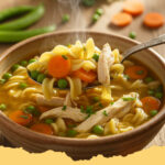 traditionelle huehnersuppe mit nudeln und gemuese - Eine Schale traditionelle Hühnersuppe mit Nudeln, Gemüse und frischer Petersilie