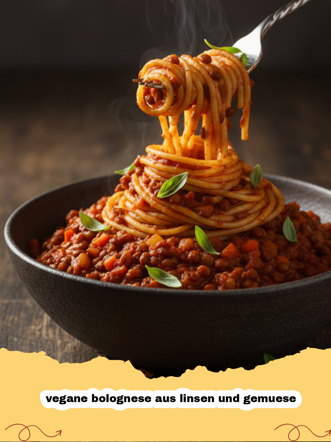 vegane bolognese aus linsen und gemuese - Eine dampfende Schüssel vegane Bolognese aus Linsen und Gemüse, serviert mit Vollkornspaghetti und frischem Basilikum.