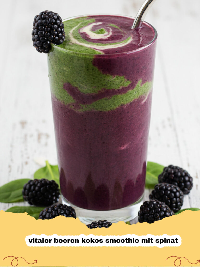 Ein leuchtend violetter vitaler beeren kokos smoothie mit spinat, garniert mit frischen Beeren und Kokosflocken, in einem Glas mit Strohhalm.