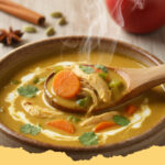 cremige haehnchen curry suppe mit kokosmilch - Schale mit cremiger Hähnchen Curry Suppe mit Kokosmilch, garniert mit frischem Koriander und Limettenspalte