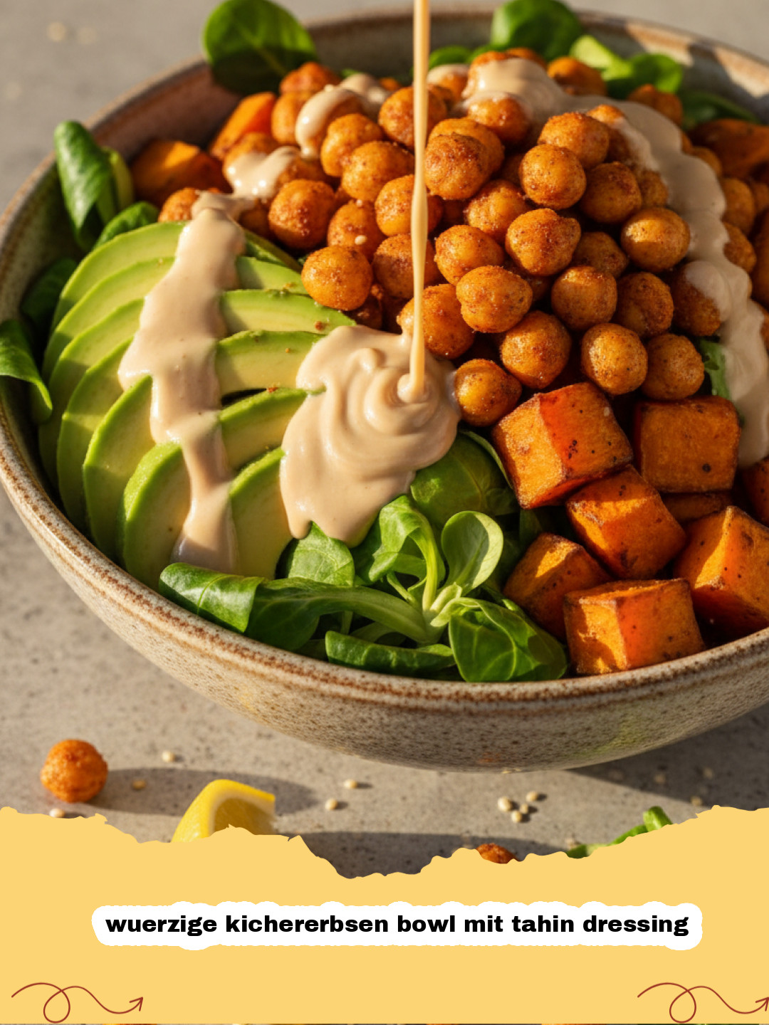 wuerzige kichererbsen bowl mit tahin dressing - Zwei bunte, würzige Kichererbsen Bowls mit Tahin Dressing, angerichtet auf einer rustikalen Holzoberfläche, garniert mit frischer Petersilie und Sesam.