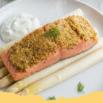 zartes seelachsfilet in senf dill kruste auf spargelgemuese - Zartes Seelachsfilet in Senf-Dill-Kruste auf Spargelgemüse, goldbraun gebacken auf einem Teller