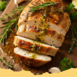 zarte haehnchenbrust in zitronen kraeuter marinade - Zarte Hähnchenbrust in Zitronen-Kräuter-Marinade mit frischen Kräutern und Zitronenscheiben