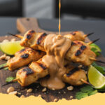haehnchen satay spiesse mit erdnusssosse - Authentische Hähnchen Satay Spieße mit cremiger Erdnusssauce, garniert mit Koriander und gehackten Erdnüssen, auf einem Holzbrett serviert.