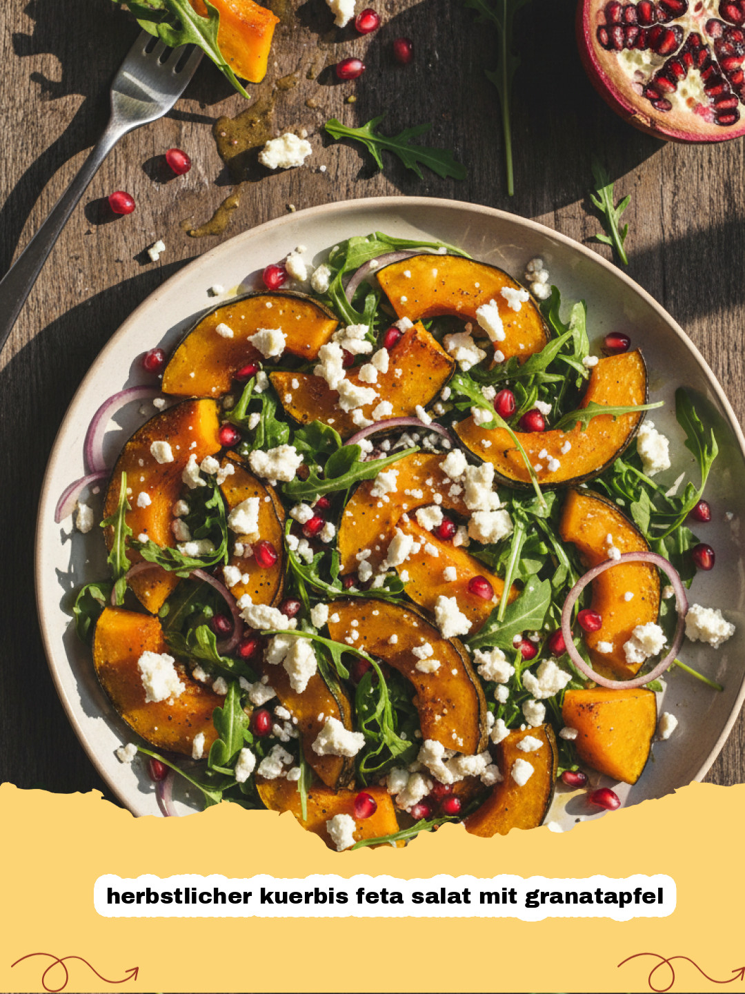 herbstlicher kuerbis feta salat mit granatapfel - Ein appetitlicher herbstlicher Kürbis-Feta-Salat mit Granatapfel, angerichtet auf einem Teller, mit goldenem Kürbis, weißem Feta und leuchtend roten Granatapfelkernen.