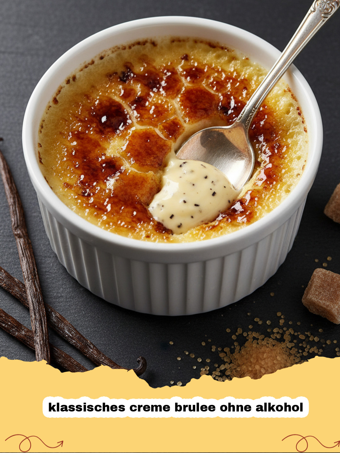 klassisches creme brulee ohne alkohol - Ein goldbraun karamellisiertes klassisches Crème brûlée ohne Alkohol in einer kleinen weißen Schale, serviert mit frischen Himbeeren.