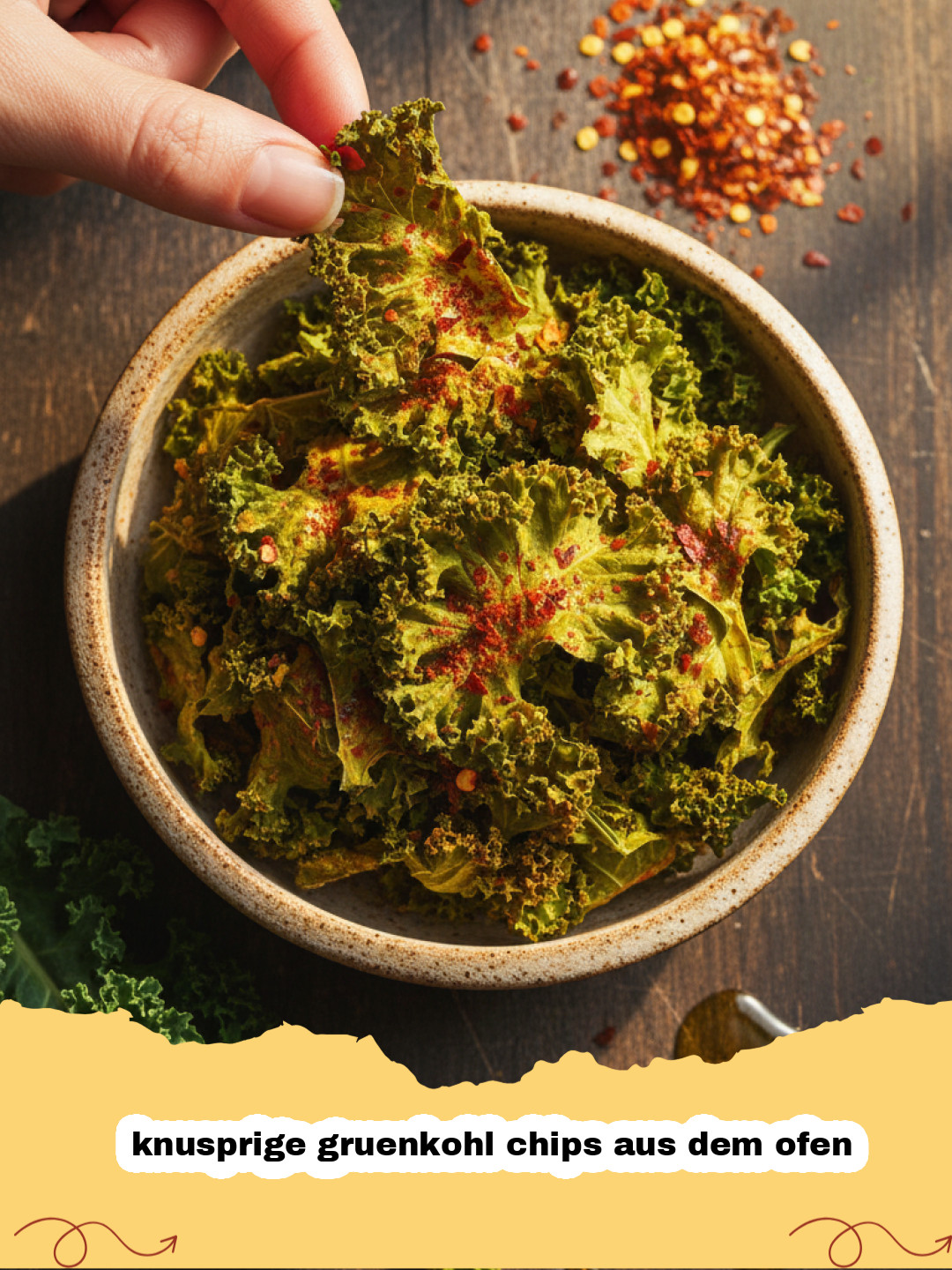 knusprige gruenkohl chips aus dem ofen - Ein Blech voller knuspriger Grünkohl Chips aus dem Ofen, leicht gesalzen.