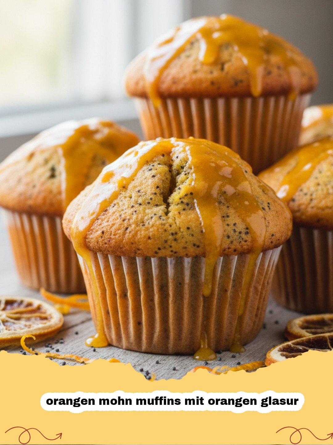 orangen mohn muffins mit orangen glasur - Ein Stapel saftiger Orangen-Mohn-Muffins, großzügig mit einer glänzenden Orangenglasur beträufelt, auf einem Holzbrett.