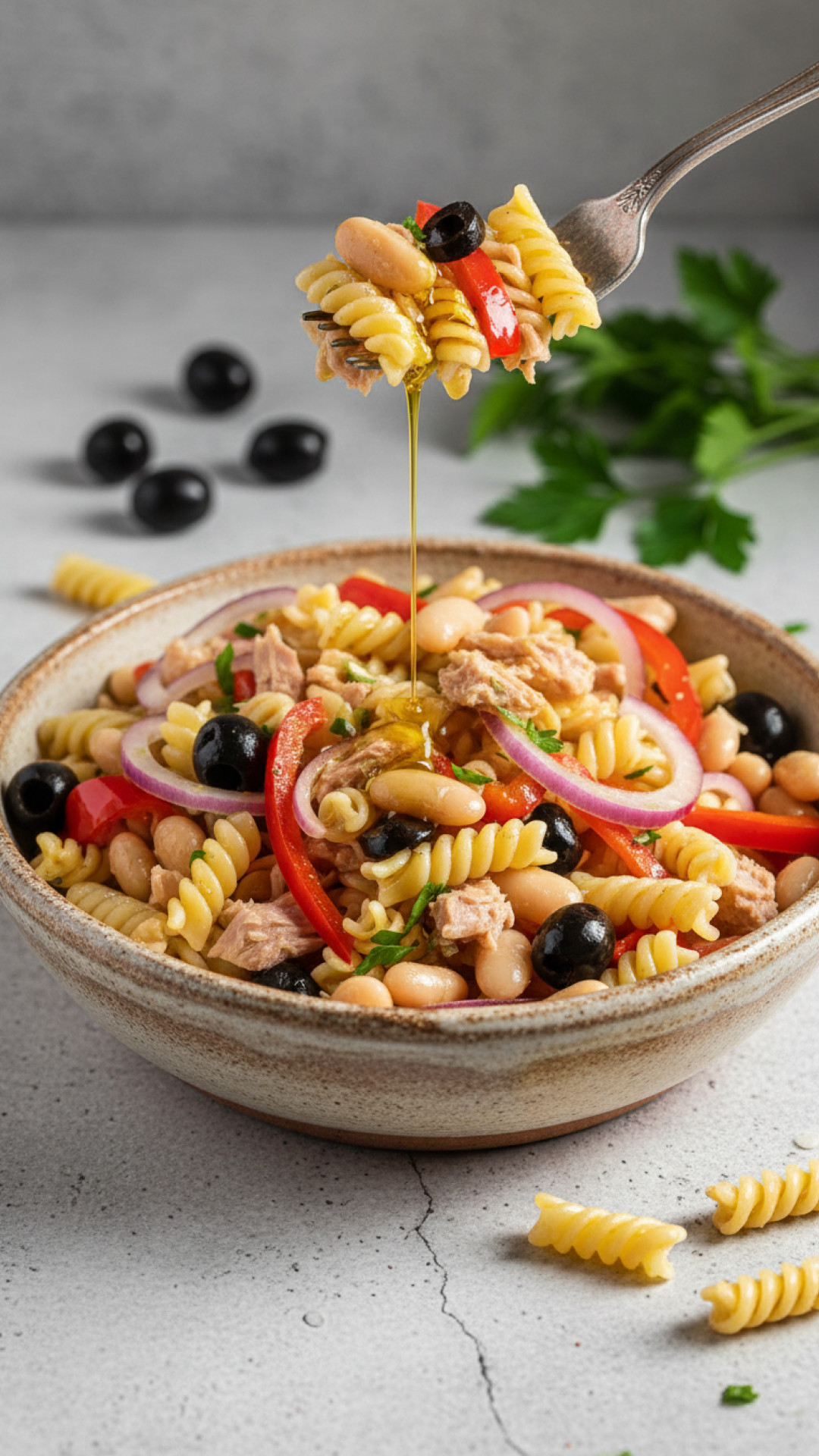 Pikanter Nudelsalat mit Thunfisch, Weißen Bohnen und Oliven Preparation