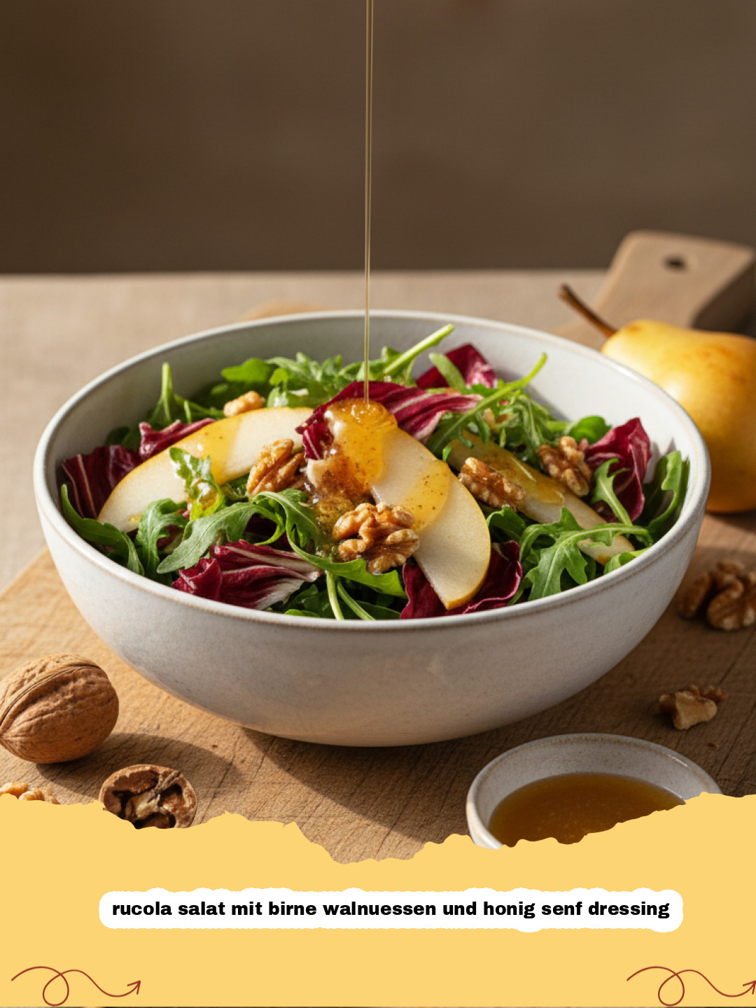 rucola salat mit birne walnuessen und honig senf dressing - Frischer Rucola Salat mit Birnen, gerösteten Walnüssen und cremigem Honig-Senf-Dressing in einer weißen Schüssel