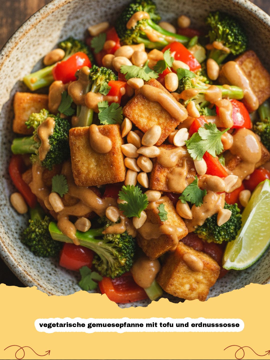 vegetarische gemuesepfanne mit tofu und erdnusssosse - Eine bunte vegetarische Gemüspfanne mit knusprigem Tofu und cremiger Erdnusssauce, serviert in einer Pfanne mit Reis.