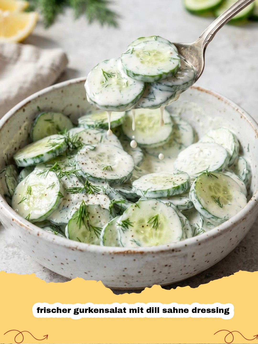 frischer gurkensalat mit dill sahne dressing - Frischer Gurkensalat mit cremigem Dill Sahne Dressing in einer weissen Schüssel, garniert mit frischem Dill.