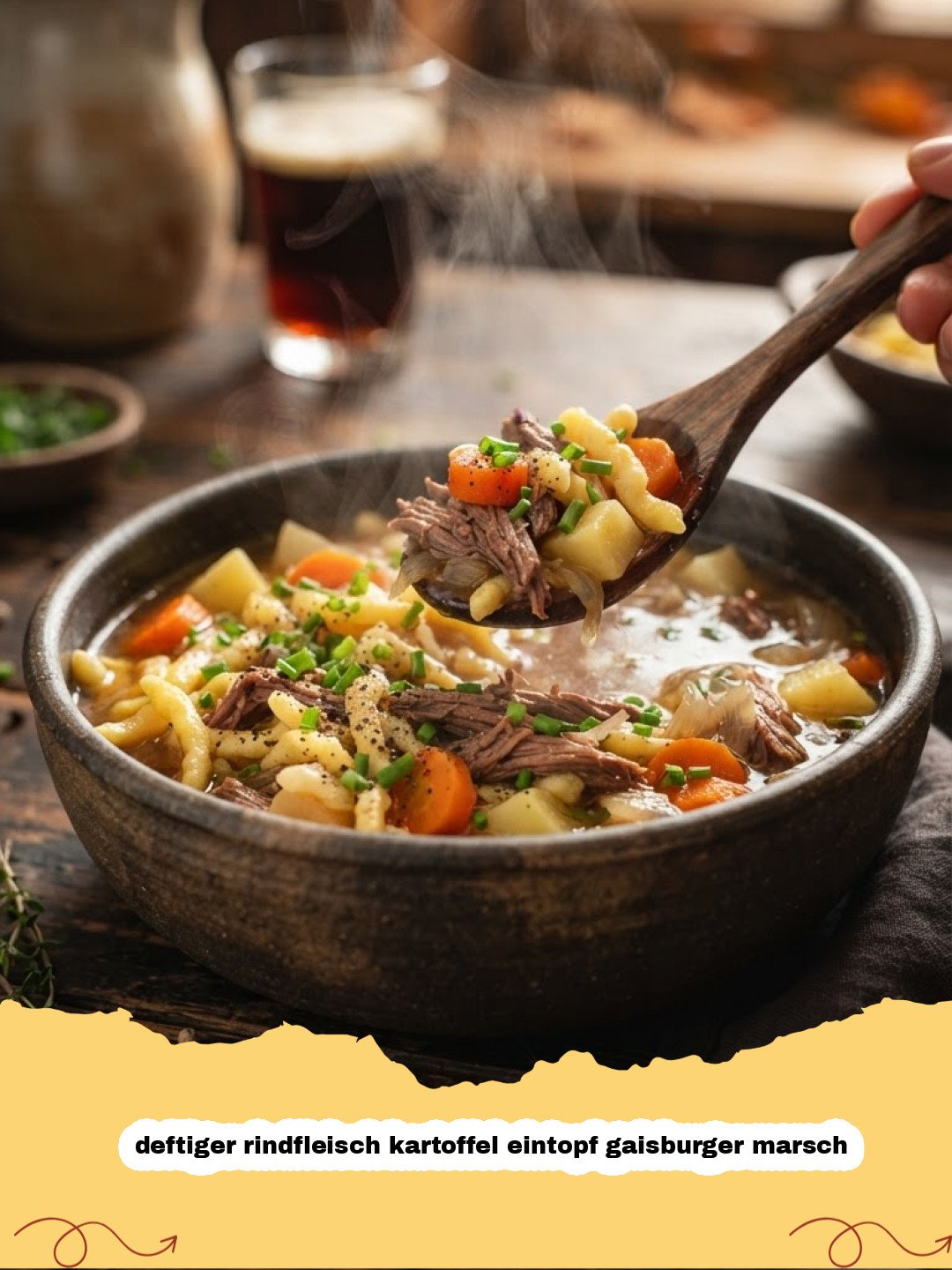 deftiger rindfleisch kartoffel eintopf gaisburger marsch - Ein dampfender Teller deftiger Rindfleisch-Kartoffel-Eintopf Gaisburger Marsch mit Spätzle und Petersilie.