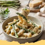 schnelle rezepte mit grünem spargel - Frische grüne Spargelpfanne mit Kirschtomaten und zerbröseltem Feta, garniert mit Basilikum