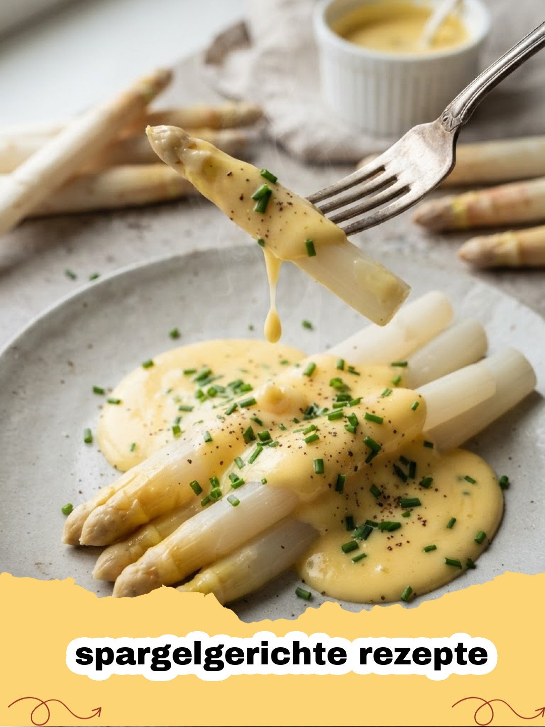 spargelgerichte rezepte - Ein Teller mit klassischem Spargel, Sauce Hollandaise, Kartoffeln und Kochschinken, appetitlich angerichtet