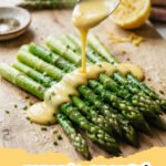 rezepte spargel - Klassischer weißer Spargel mit Sauce Hollandaise, Salzkartoffeln und Kochschinken auf einem Teller angerichtet.