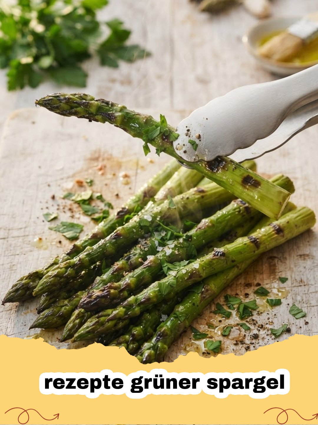 rezepte grüner spargel - Frisch gebratener grüner Spargel mit Zitrone und Kräutern auf einem Teller