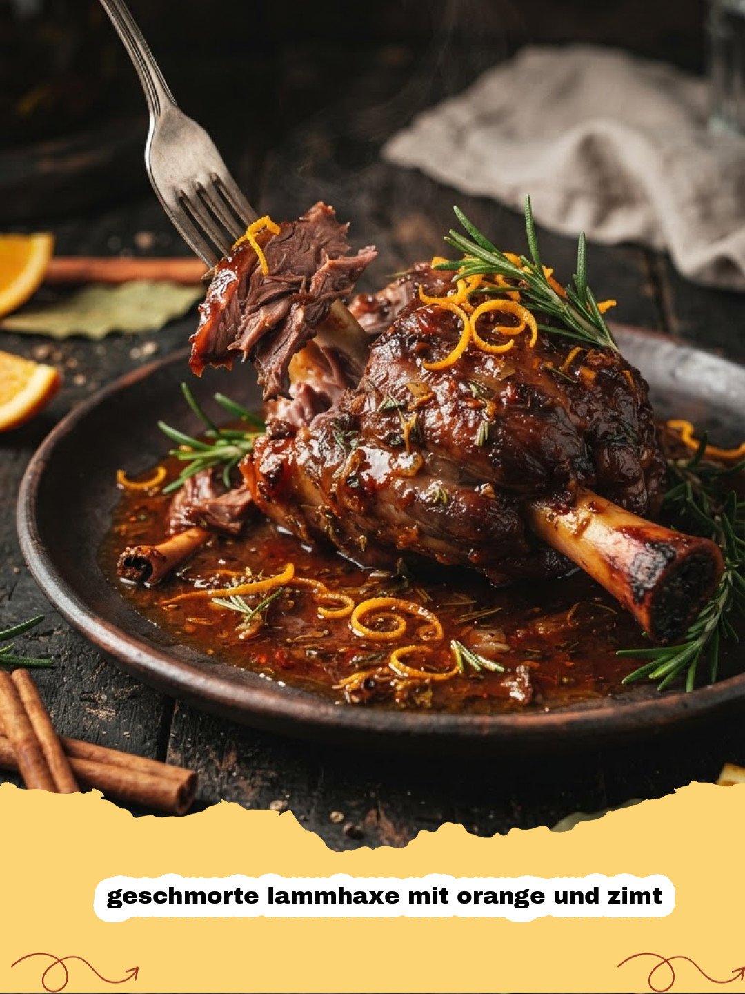 geschmorte lammhaxe mit orange und zimt - Geschmorte Lammhaxe mit Orange und Zimt auf einem Teller mit cremiger Polenta und frischem Rosmarin, reichhaltige Soße um das Fleisch.