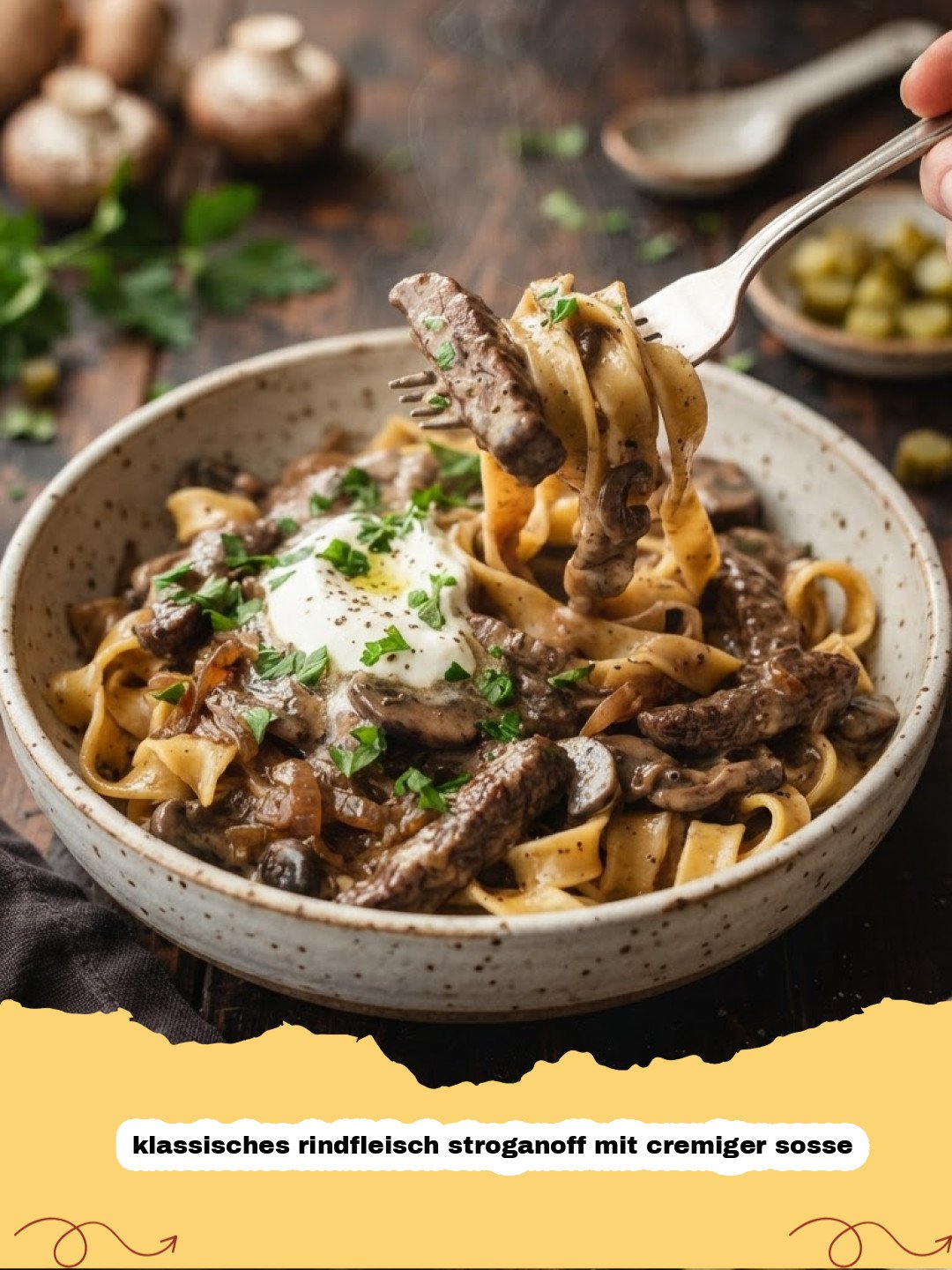 klassisches rindfleisch stroganoff mit cremiger sosse - Ein dampfendes klassisches Rindfleisch Stroganoff mit cremiger Soße, garniert mit frischer Petersilie, serviert mit breiten Nudeln auf einem weissen Teller.